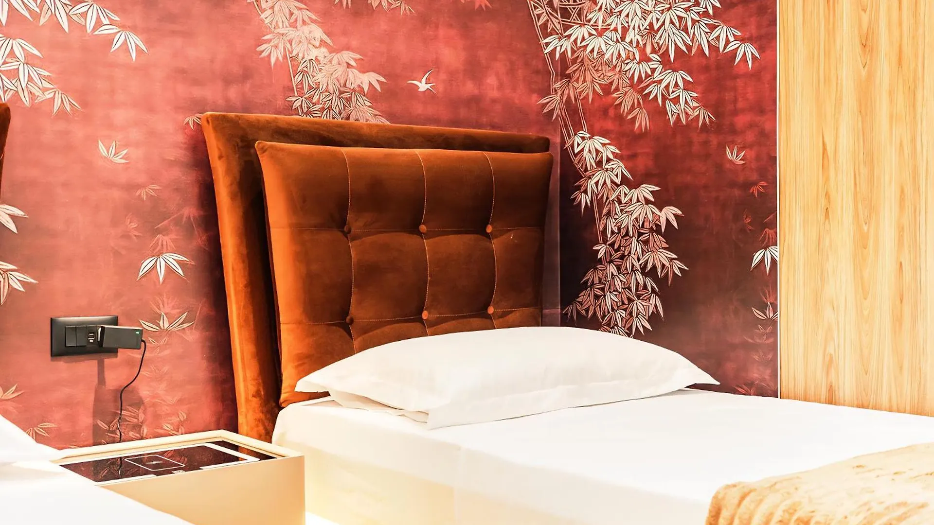 Premium Verona Hotel ドゥラス